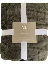 Noble Excellence Emma Reversible Plush Throw Blanket Smoked Pearl0